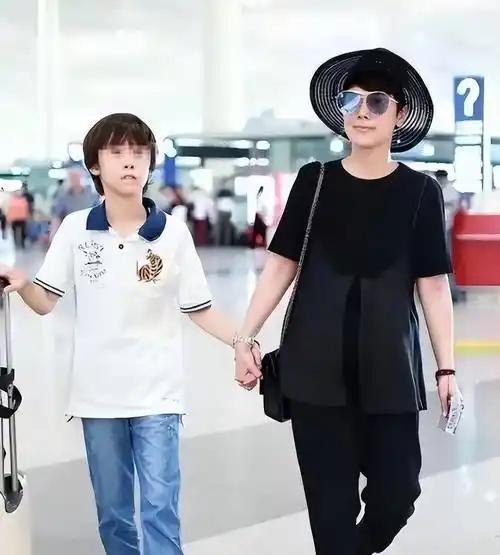 海清元旦在家请客包饺子，北京豪宅装修大气，她戴围裙熟练擀饺皮