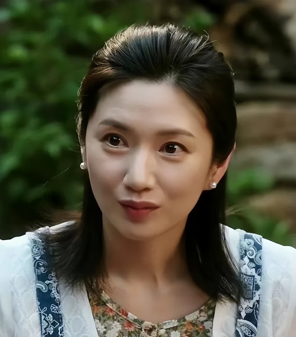 前央视主持苑冉：16岁出道，却靠演“后妈”出圈，今43岁婚姻成谜