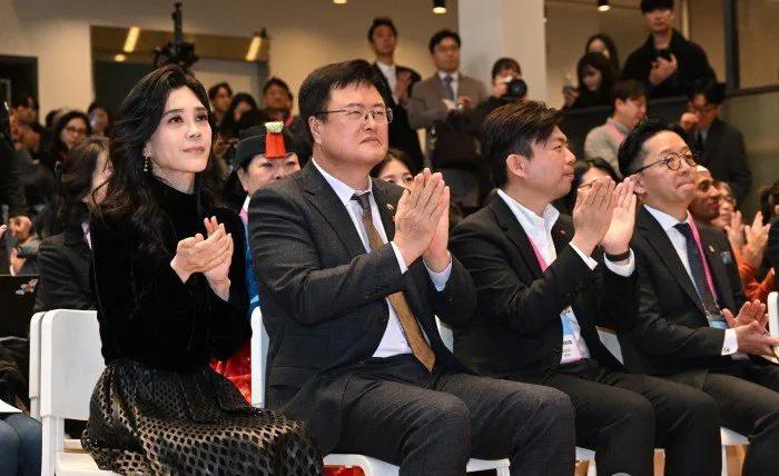 55岁三星长公主李富真露面！有家族遗传病走路蹒跚，儿子让她增光