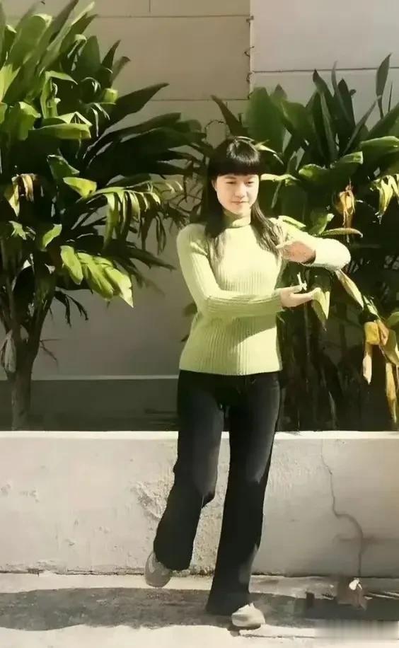 杨振宁去世后，翁帆搬离了旧居住进了普通公寓，明年将去英国工作