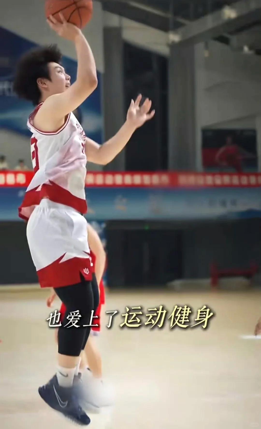 19岁星二代颜值逆袭!摆脱富豪老爸丑基因,家住故宫旁边保送北大