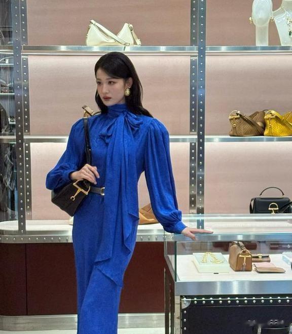 王楚然本人脸很小，五官好看极了气质很成熟，不像26岁的青年！