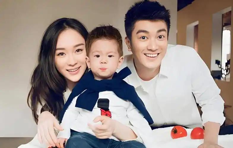 45岁霍思燕跟杜江同框回京，皮草配靴子穿搭老土，五官男相认不出