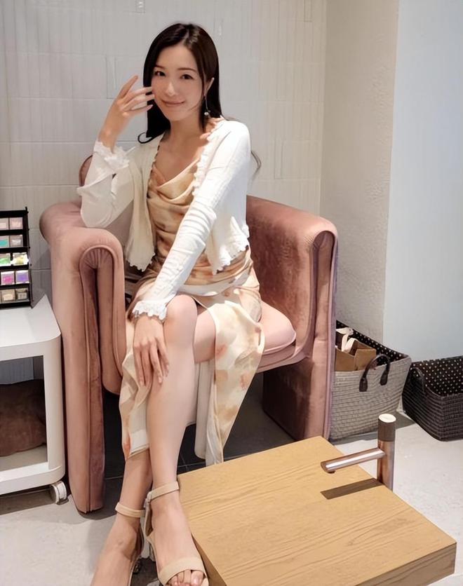 郭嘉文疑获李泽楷大力支持，又开美甲新店！不再和梁洛施暗自较量