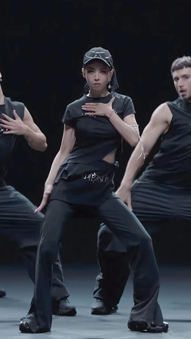 45岁蔡依林晒跳舞日常!穿短袖+喇叭裤,肌肉线条明显,状态满分