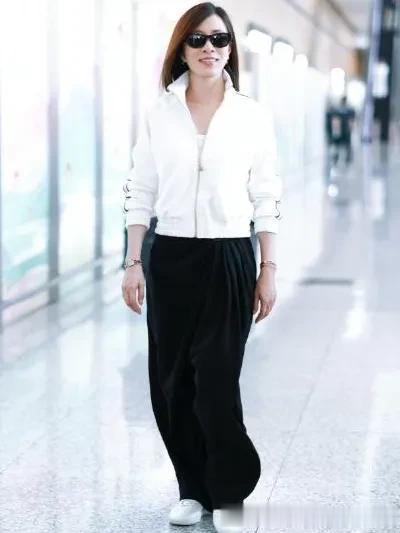佘诗曼机场私服真简约！穿白色运动外套+黑色阔腿裤，休闲又时髦