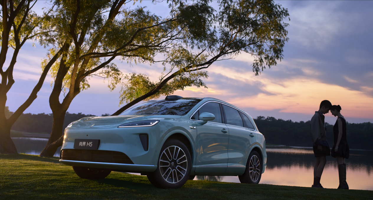 取消隐藏式门把手，搭混动系统，鸿蒙智行第五界首车尚界H5发布