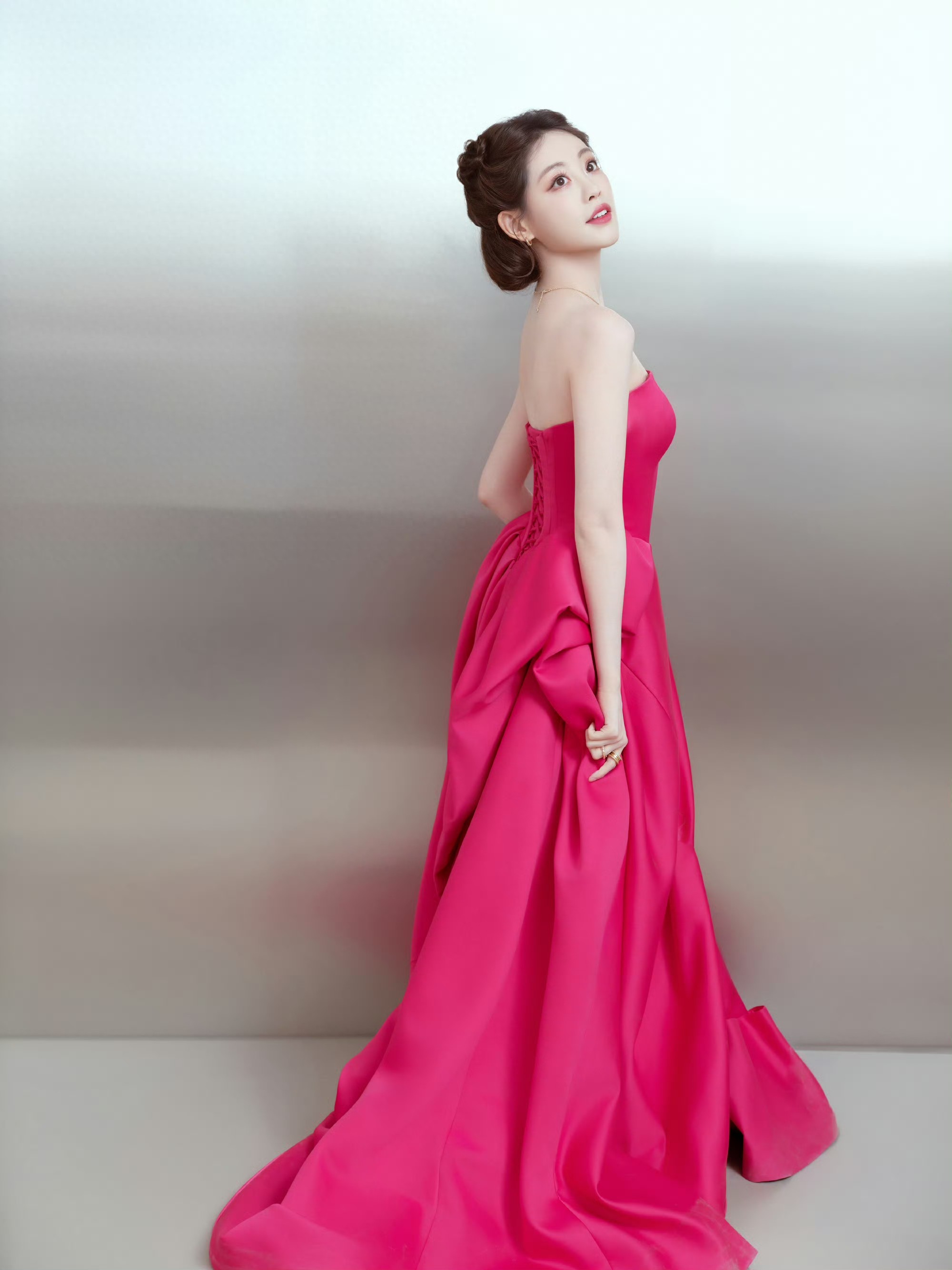 祝绪丹抹胸红裙，勾勒绝色身材