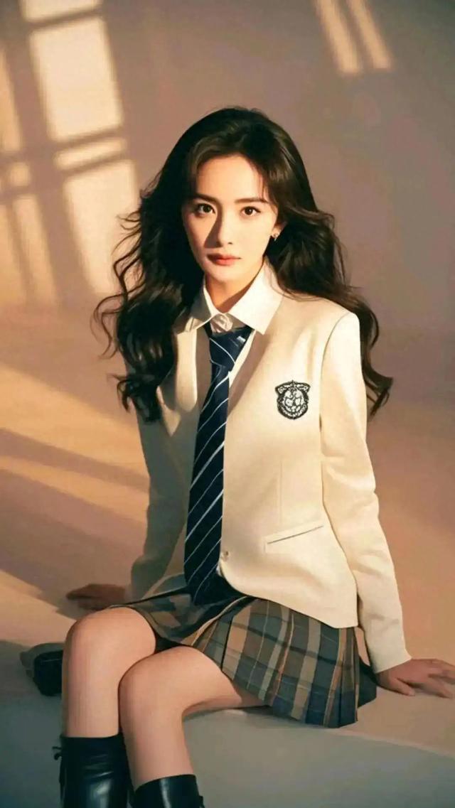 杨幂穿制服造型太吸睛了，这魅力真是让人心动不已
