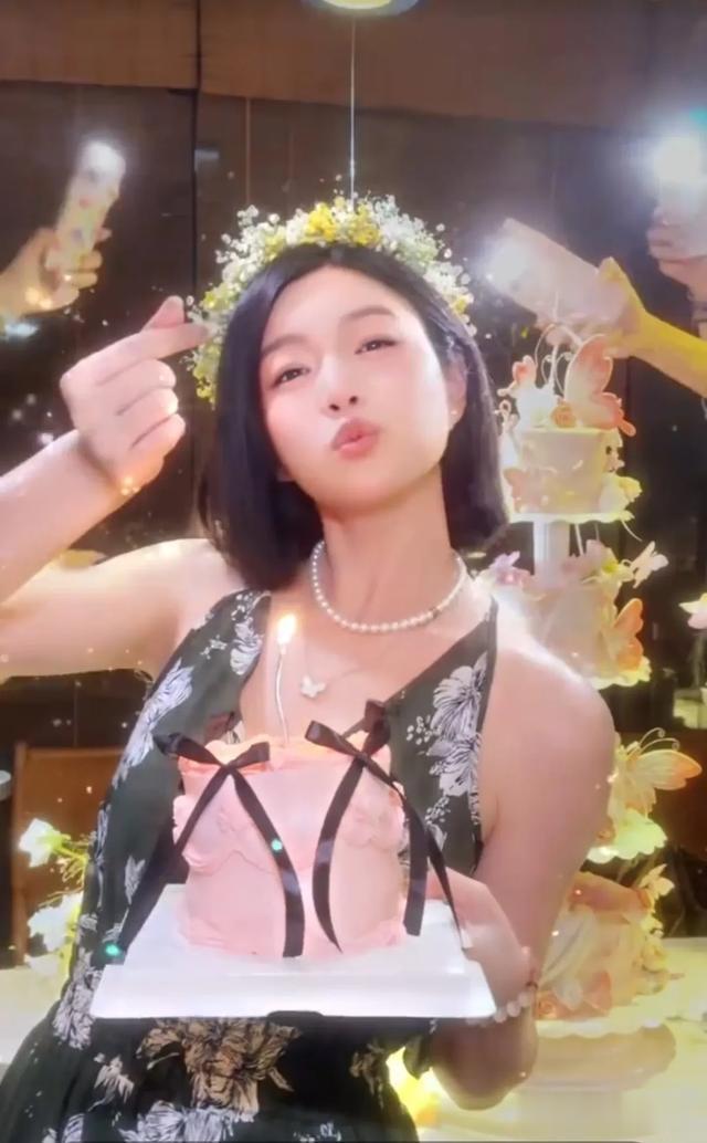 42岁陈妍希穿大露背裙和儿子手牵手庆生,戴花环笑容甜美宛若少女