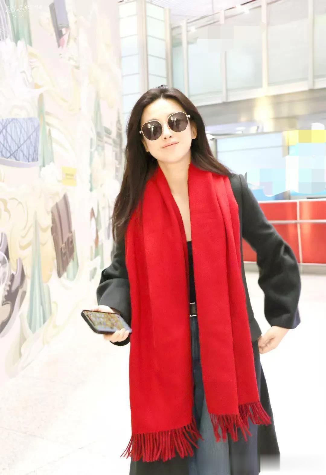 朱珠机场私服真会穿！黑大衣+红围巾+牛仔裤，高级又洋气！