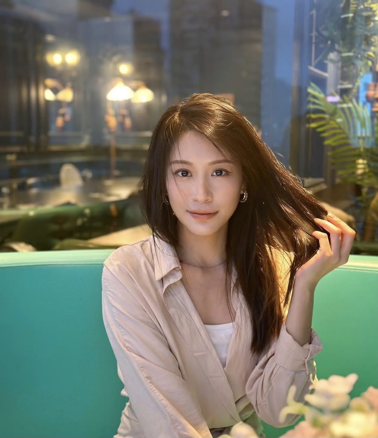 TVB力捧小花获颁10年服务金牌！曾被指私生活混乱，遭多次雪藏