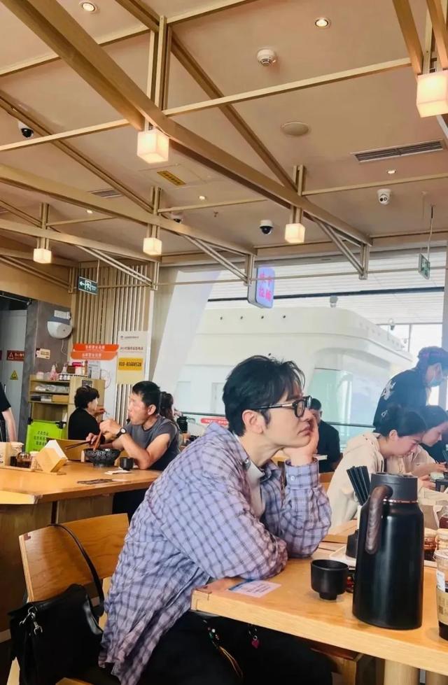 《中餐厅》首次承揽集体婚宴，黄晓明、林大厨线上紧急向网友求救