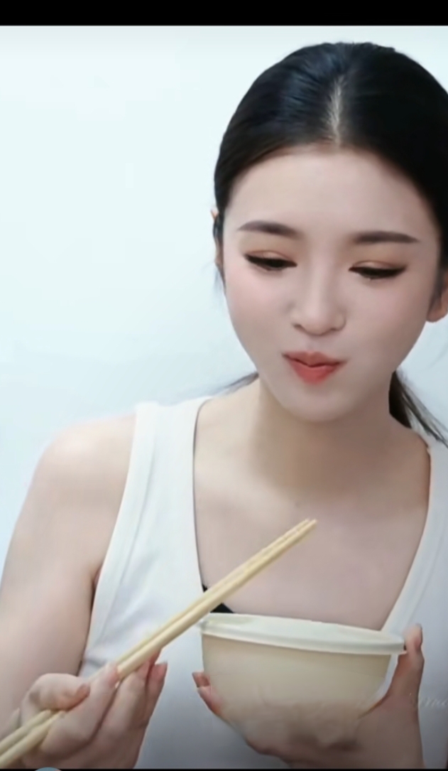 李云霄白色无袖套装造型，马尾发型利落，尽显优雅气质与美貌