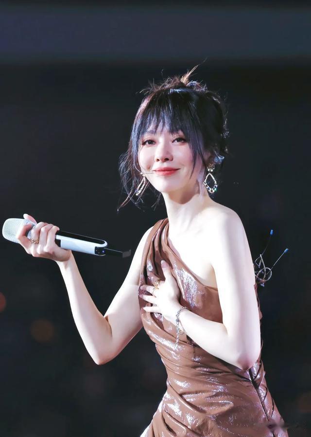 张靓颖眼镜?热舞反差感拉满,惊艳全场却被吐槽网红风,为老不尊