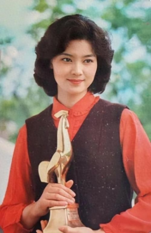 她好牛！13次夺影后，一生无儿无女，68岁却公开“表白”前夫