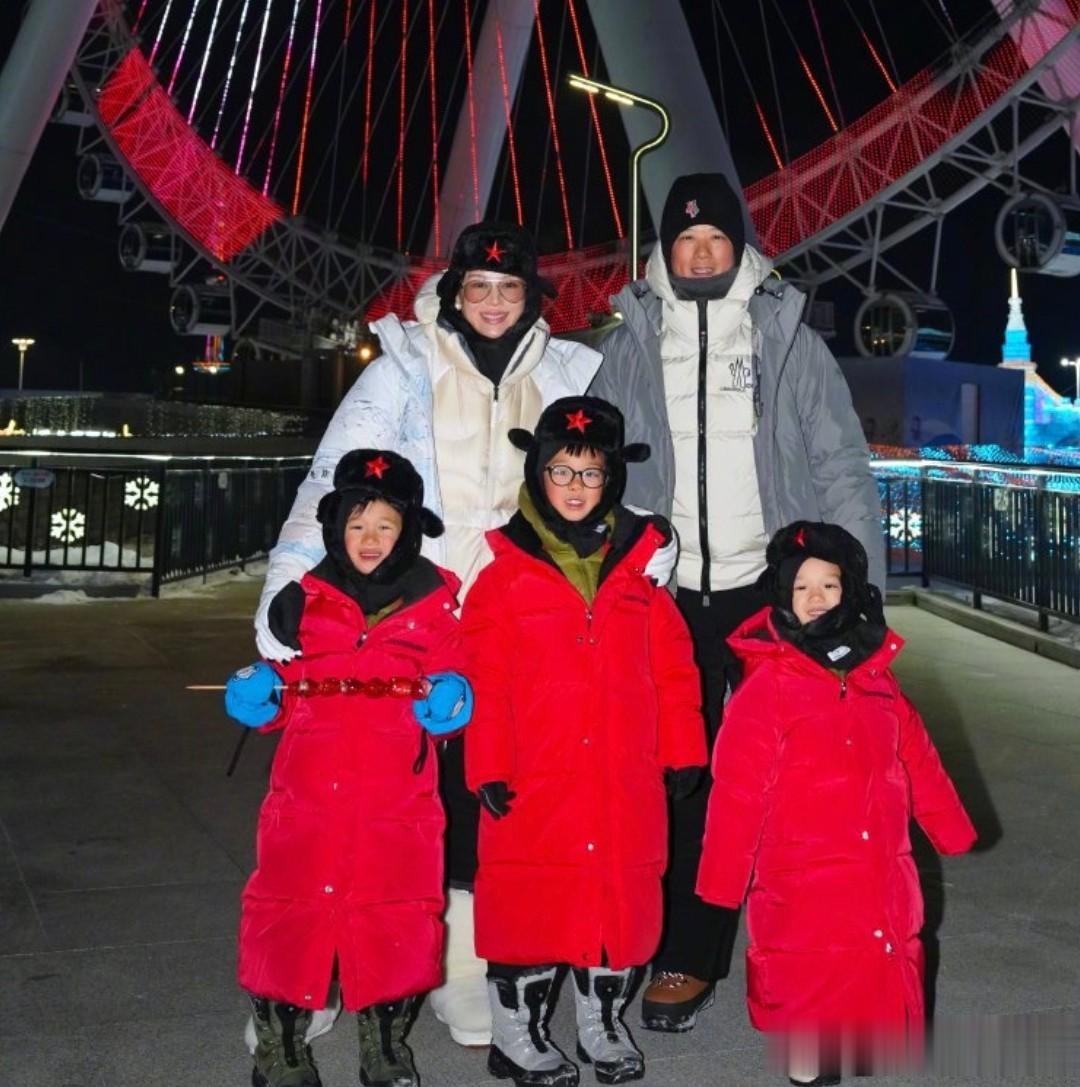 胡杏儿哈尔滨旅游，零下20度穿5层衣服，三个儿子羽绒服到脚脖子