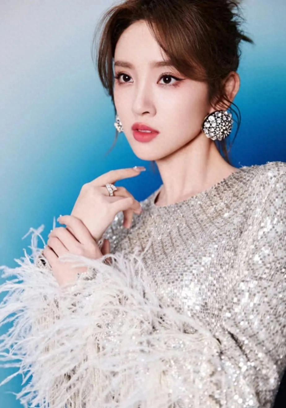 唐艺昕时尚穿搭~ ???