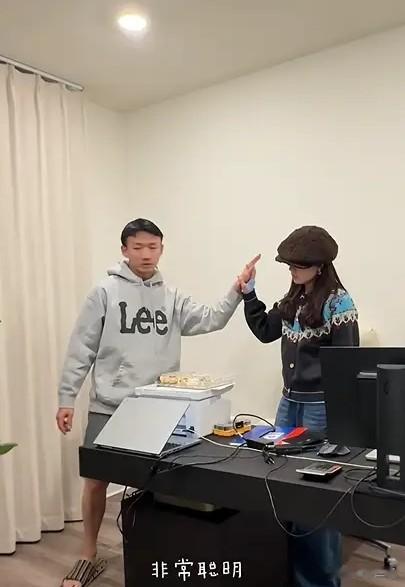 章若楠年初一给舅舅拜新年穿貂毛大衣素颜漂亮，送48元碗仔面俭省