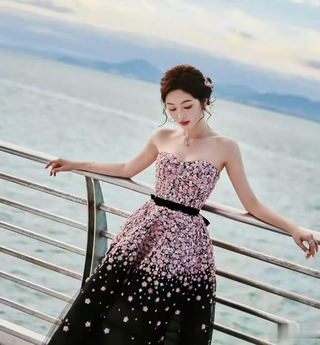 聚焦2025国剧盛典红毯：陈都灵素雅，张雨绮明艳，吴宣仪甜美