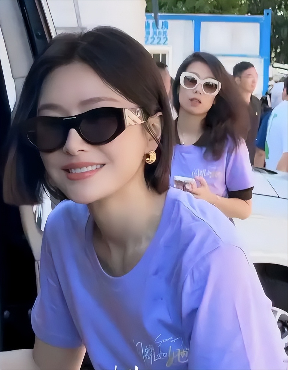 秦岚现身宁波开机，生图脸肿大小眼明显，王阳不吭却哄张萌呲牙乐