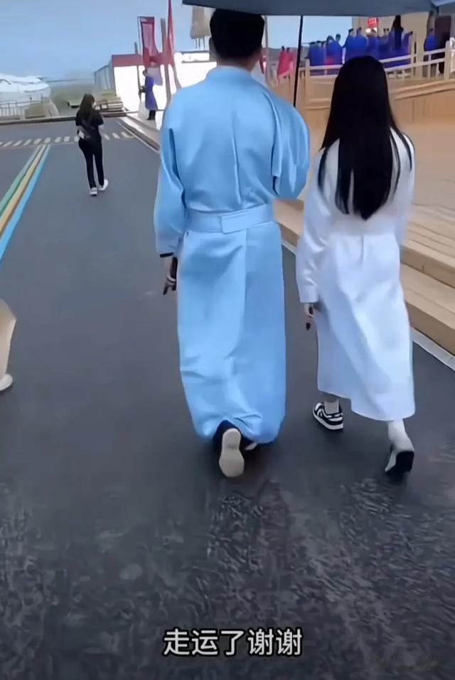 汪小菲赢麻了！一家四口大草原赛马，小玥儿贴心替爸爸整理衣服