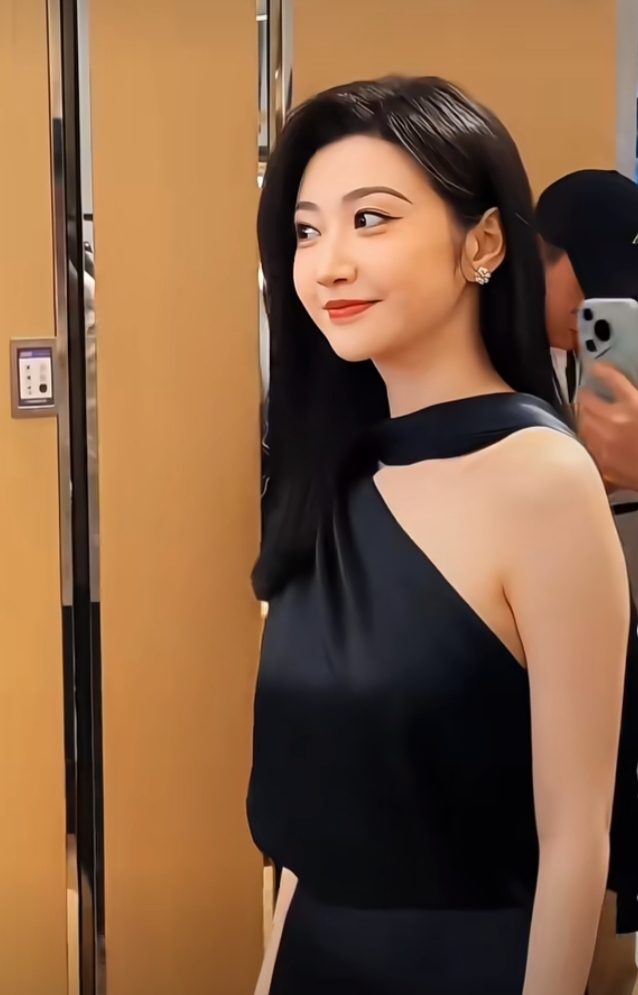 景甜亮相活动，一袭黑色礼服气场全开网友这才是真正的人间富贵花