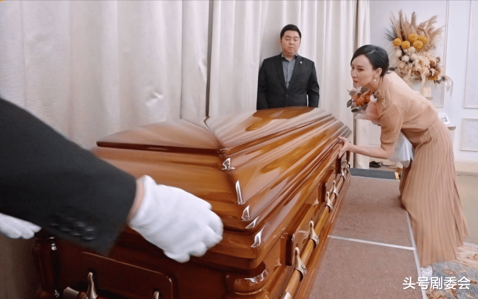 富豪老公躺棺材，胡静3次落泪，百亿身家也逃不开中年夫妻的隐痛