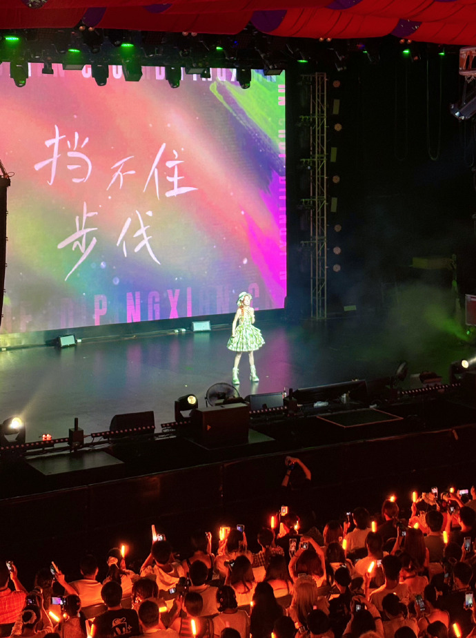 王玉雯的合照中有田曦薇、孙千、卢昱晓等,不愧是社交牛人