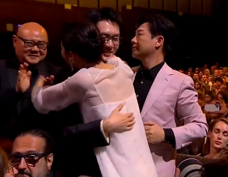 辛芷蕾夺威尼斯“影后”瞬间，张颂文微表情值得玩味，全程黑脸？