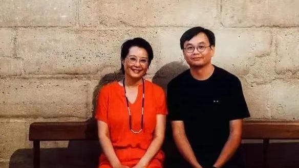 53岁袁立带老公游巴黎，素颜状态好到爆，老公宠溺眼神藏不住