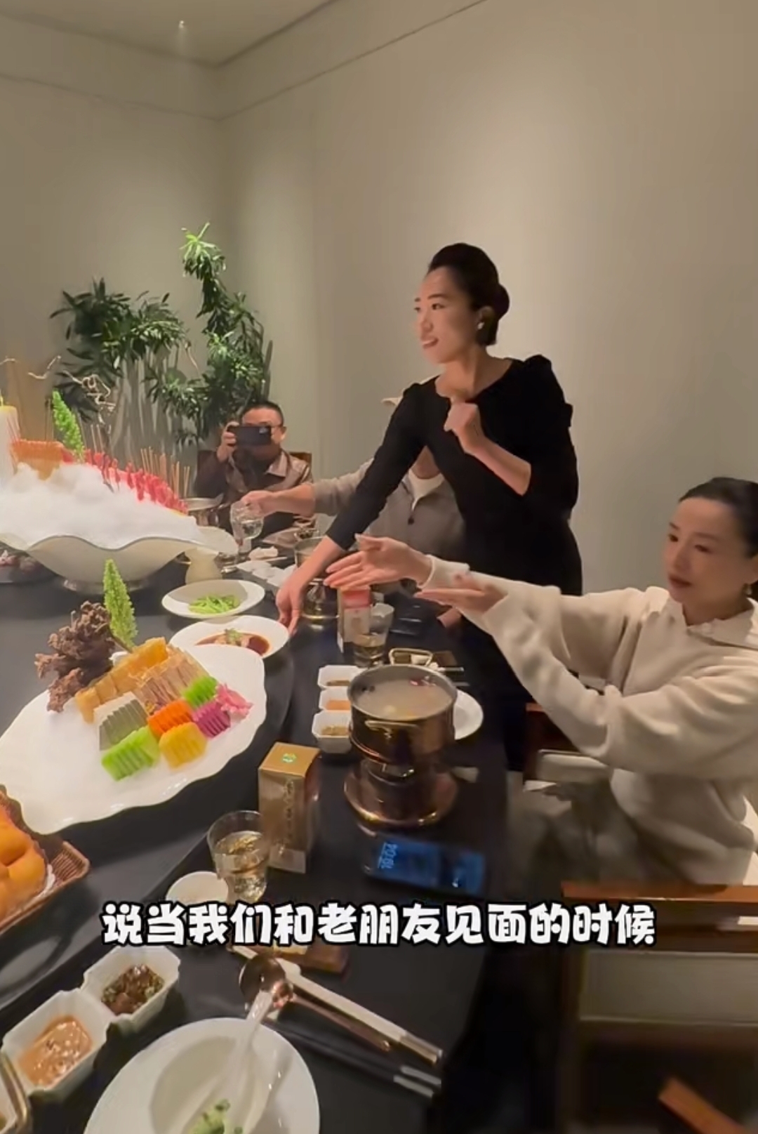 董洁和圈内好友聚餐，一人一瓶茅台显壕气！董洁脸色通红疑喝高！