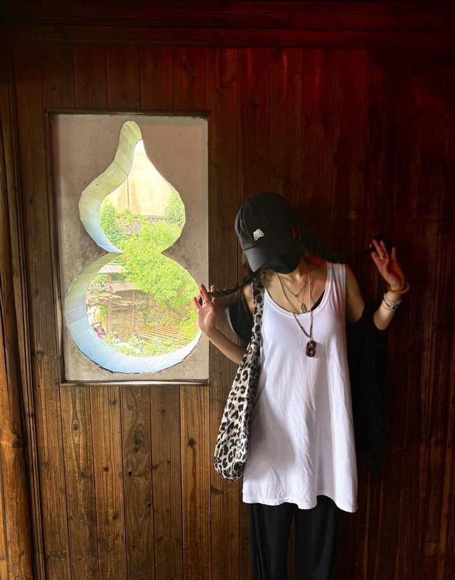 杨幂穿50块背心游江西，她扎双麻花辫俏皮，她戴黄金手链运动美！