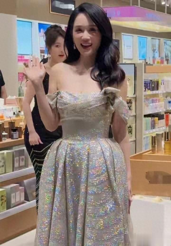 陈乔恩杭州亮相，45岁穿彩虹亮片裙嫩成公主，挥手甜到人心坎