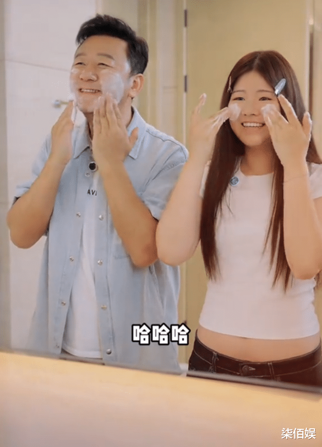 郭涛带女儿拍视频，才58岁老得上唇几乎消失，女儿170高个变好看