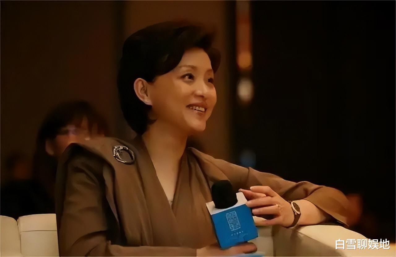 杨澜邓亚萍现身赏牡丹,一个惊艳全场,一个却遭吐槽,气质差太多