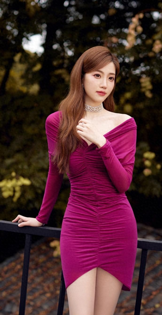 张纯烨 卷发 深V 玫瑰短裙 气质绝佳,这就是粉色恋爱的魅力。