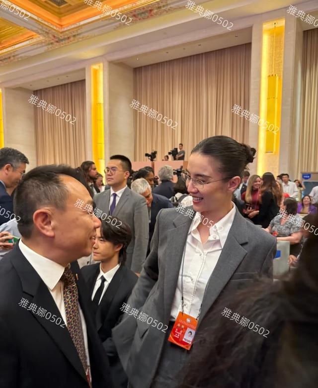 王一博本人一点也不酷，脸好小笑起来好乖，开会也被追星求合影!