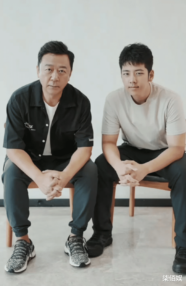 郭涛一家四口参观牛津大学，妻子穿瑜伽裤腿好粗，儿女都是大高个