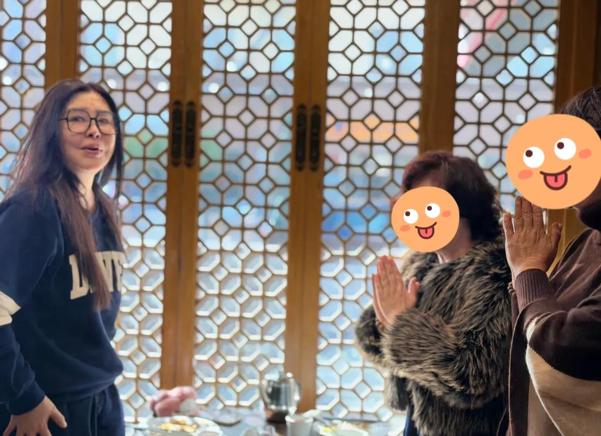 王祖贤最新正脸照曝光,戴眼镜医美痕迹明显,但依然漂亮状态很好