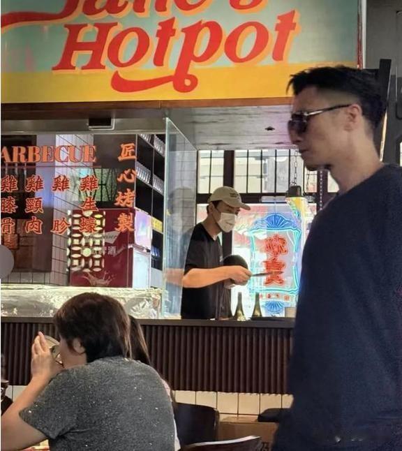 44岁谢霆锋长沙小饭馆被偶遇：穿黑色T恤长发飘飘，像20岁小伙子