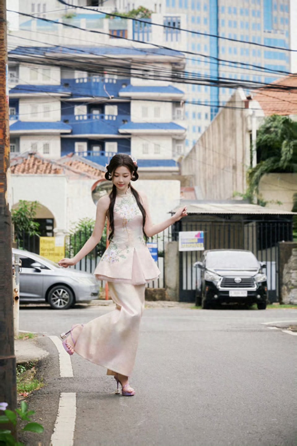 虞书欣街头旗袍高跟穿搭写真，美感十足