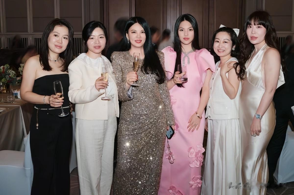 李湘瘦好多！带王诗龄哈尔滨参加活动！母女俩又瘦又薄，反差很大