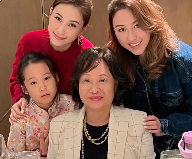 何超莲庆 34 岁生日！三房大合体，陈婉珍状态好，豪宅窗外风景吸睛