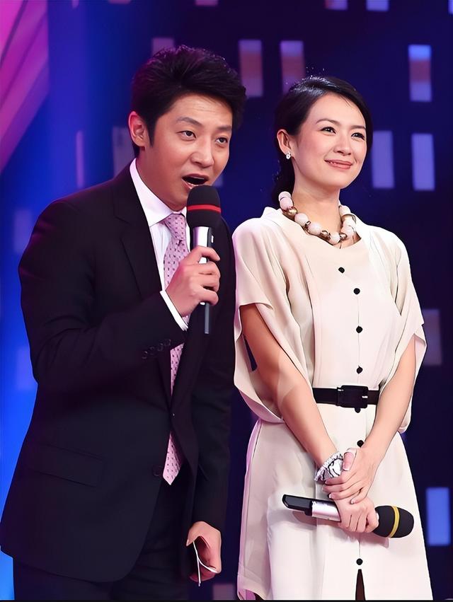 撒贝宁一家现身机场，女儿好漂亮，洋媳妇李白肤白貌美大长腿