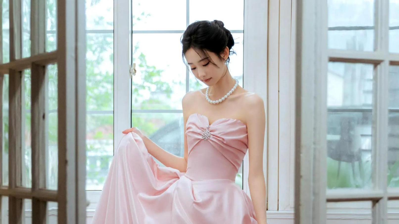 张艺凡身穿粉红抹胸礼裙，化身天鹅公主，浪漫又优雅