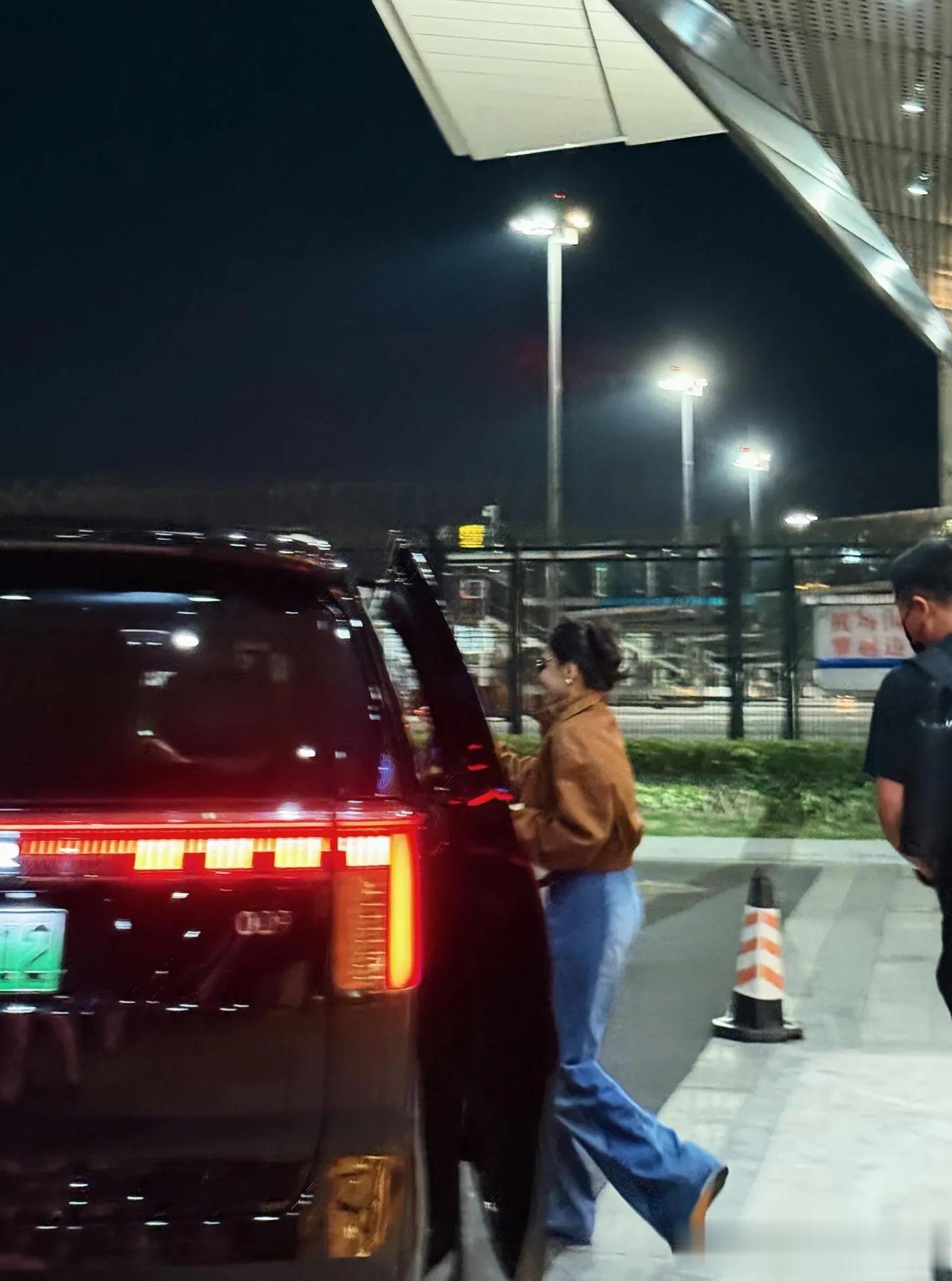 45岁张柏芝近照好惊艳! 皮肤紧致白皙气质超好, 又瘦又美不像三孩妈