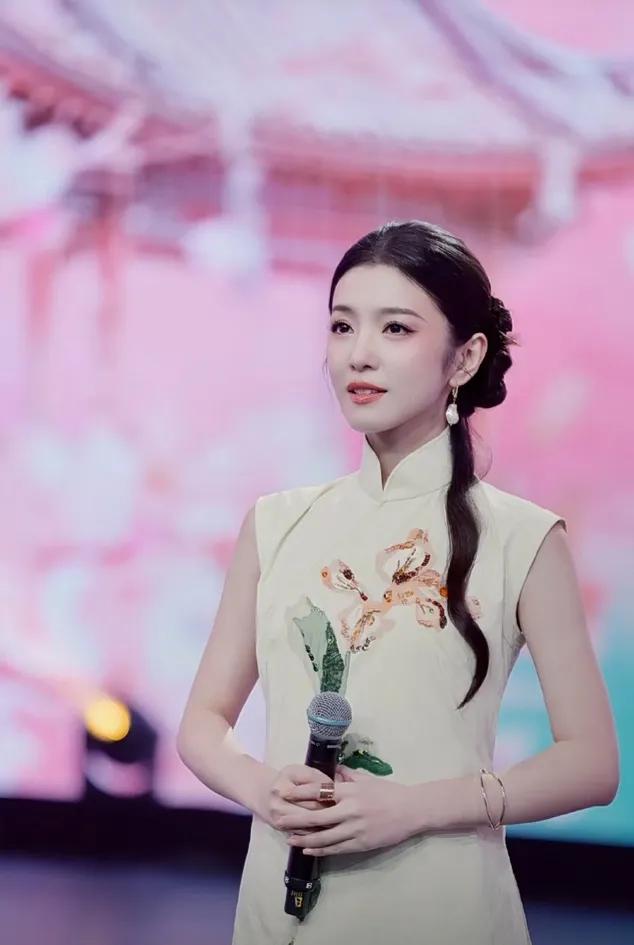 李云霄七夕晚会造型大赏，多套华服展别样风采