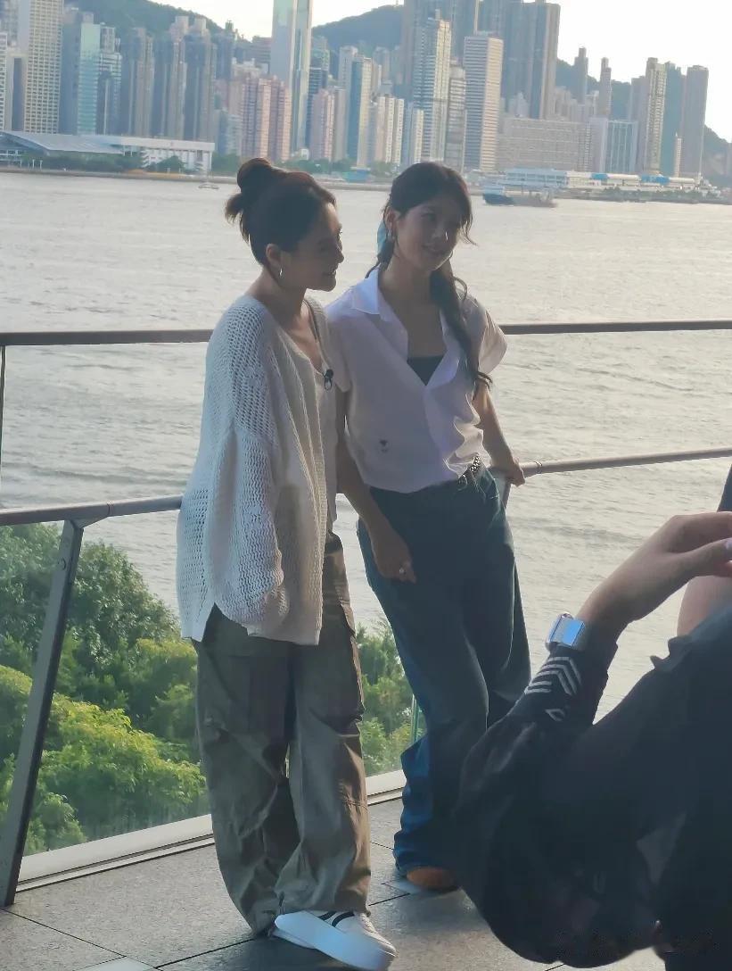哇塞!路人偶遇阿娇、赵昭仪在香港录节目,本人好漂亮啊!