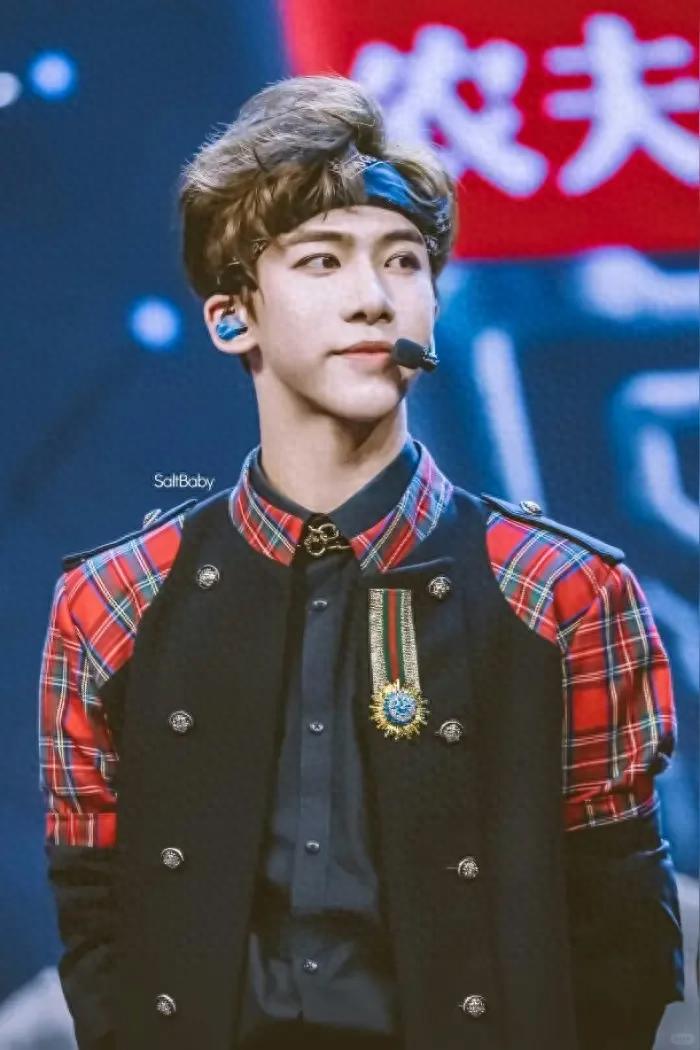 炸裂！26岁男星自曝被“变态控制”6年，女富婆让他结扎，太委屈